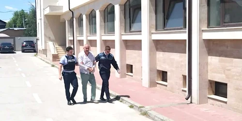 Primarul oraşului Mărăşeşti, adus cu cătuşe la Parchet
