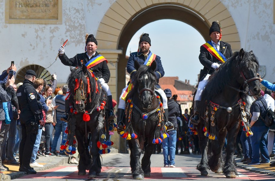 Peste 40.000 de brașoveni și turiști la Parada Junilor, în vechea cetate a Brașovului FOTO