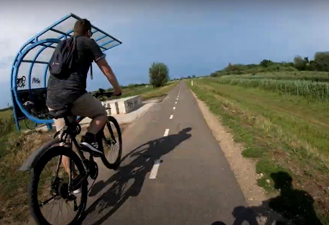 Pista de biciclete care ajunge în țara vecină, Serbia. Foto: Captură video