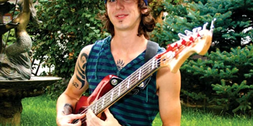 Adrian Bologa, orădeanul din componenţa trupei Crimson, aşteaptă iubitorii stilului rock la lansare