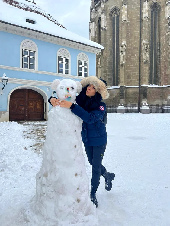 Corina Caragea a dat o fugă la munte și a făcut un om de zăpadă mare cât ea