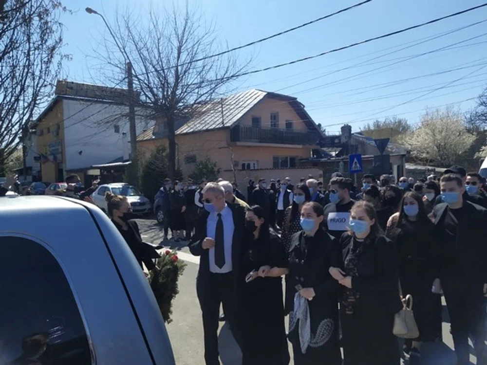 
    Fiicele lui Gabi Luncă își conduc mama pe ultimul drumfoto: BLITZ / CLICK!  
