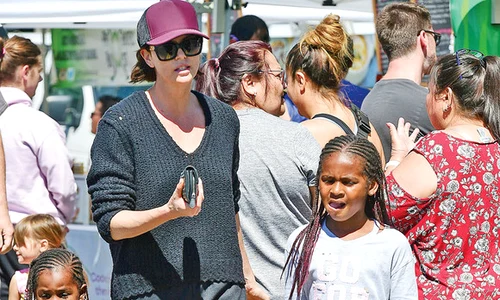 charlize theron cu copiii jpeg