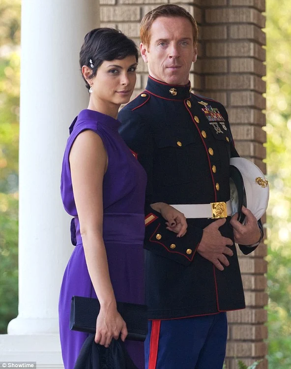 Morena Baccarin si Damian Lewis in Homeland jpeg