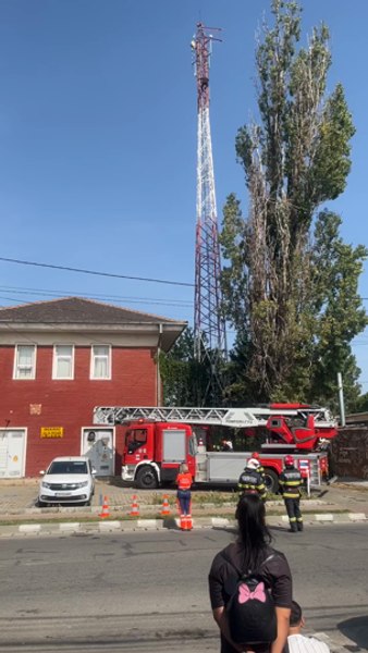 Bărbat cocoțat pe un stâlp în zona Gării Titu, amenințând că se aruncă VIDEO