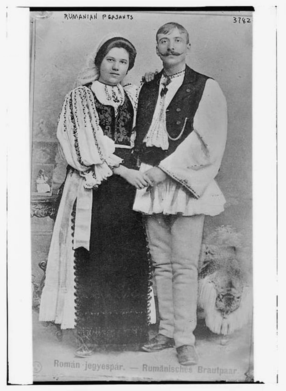 #RomâniaNeUnește | Cum arăta în realitate costumul autentic al țăranului român. De ce era diferit de ceea ce credem astăzi că este tradițional