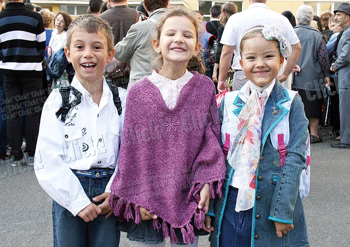 Băieţelul s-a întâlnit în  curtea școlii cu prietenele  lui, Carina și Diana