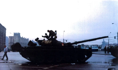 Tanc pe străzile Moscovei, în timpul puciului din august 1991 (© Wikimedia Commons)