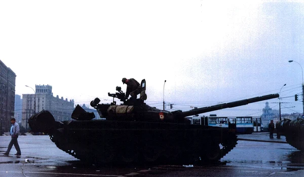 Tanc pe străzile Moscovei, în timpul puciului din august 1991 (© Wikimedia Commons)