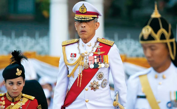 Regele thailandez Maha Vajiralongkorn Bodindradebayavarangkun (66 de ani), al zecelea monarh al dinastiei Charkri este cunoscut sub numele de Rama al X-lea. Avere: 30 miliarde $