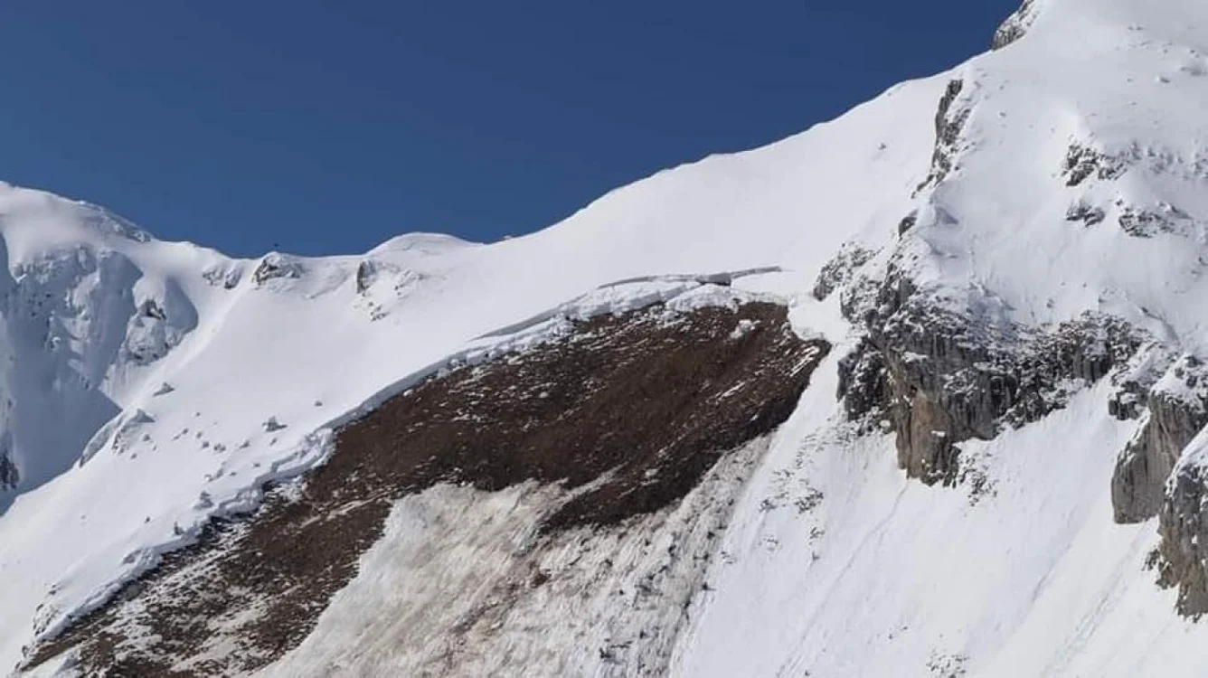 Avalanşă puternică sub Piscul Baciulu. “Atenţie mare în turele din zilele următoare!”