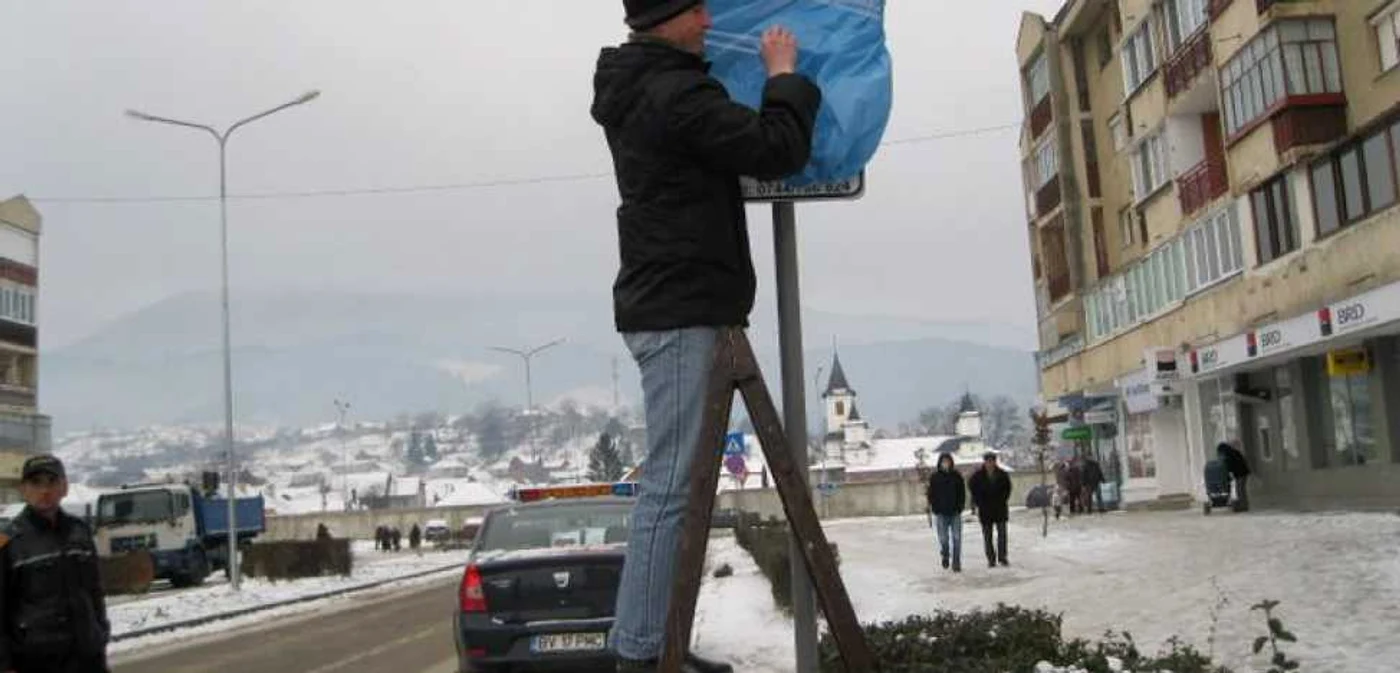 Indicatoarele instalate de HSR în Codlea au fost acoperite cu folie din pastic