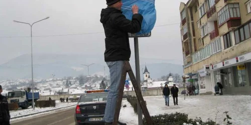 Indicatoarele instalate de HSR în Codlea au fost acoperite cu folie din pastic
