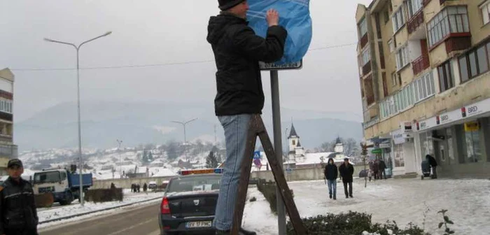 Indicatoarele instalate de HSR în Codlea au fost acoperite cu folie din pastic