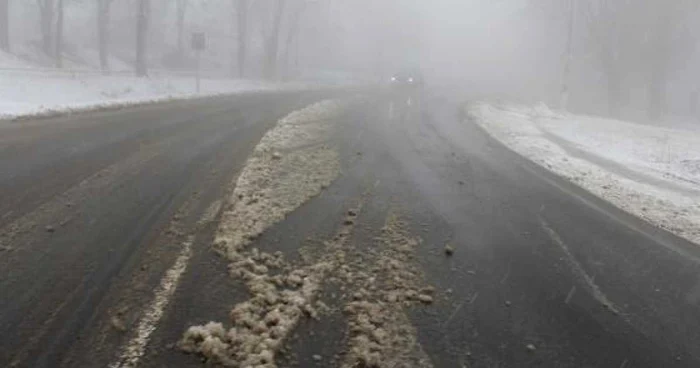 Maşinile circulă cu dificultate în Bucium din cauza ceţii şi a stratului de mâzgă Foto: Ziarul de Iaşi