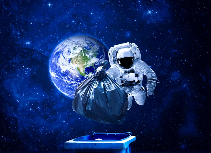 Un astronaut duce la gunoi un sac cu deșeuri spațiale