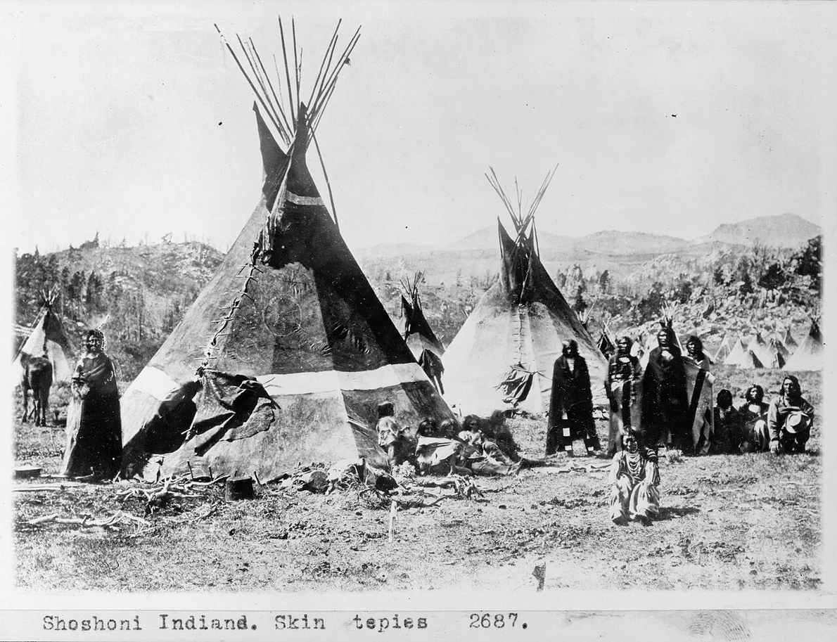 O tabără Shoshone în lanțul muntos Wind River din Wyoming, fotografiată de W. H. Jackson, în 1870 (© Library of Congress)