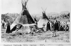 O tabără Shoshone în lanțul muntos Wind River din Wyoming, fotografiată de W. H. Jackson, în 1870 (© Library of Congress)
