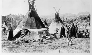 O tabără Shoshone în lanțul muntos Wind River din Wyoming, fotografiată de W. H. Jackson, în 1870 (© Library of Congress)
