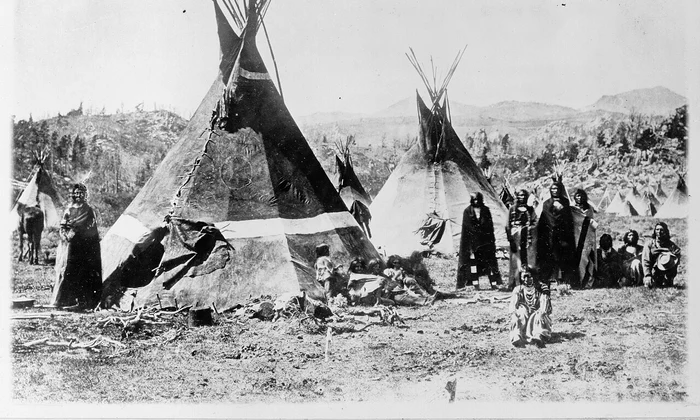 O tabără Shoshone în lanțul muntos Wind River din Wyoming, fotografiată de W. H. Jackson, în 1870 (© Library of Congress)