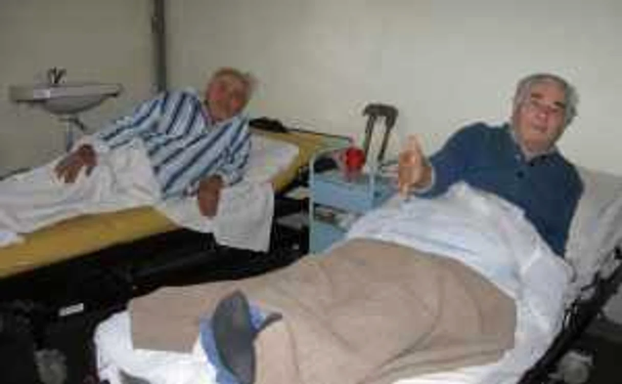 Pacienţii internaţi dorm pe lenjerii vechi