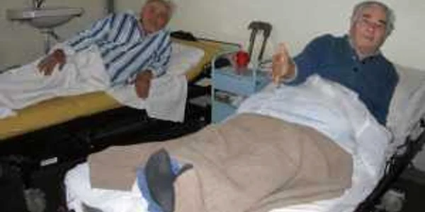 Pacienţii internaţi dorm pe lenjerii vechi 