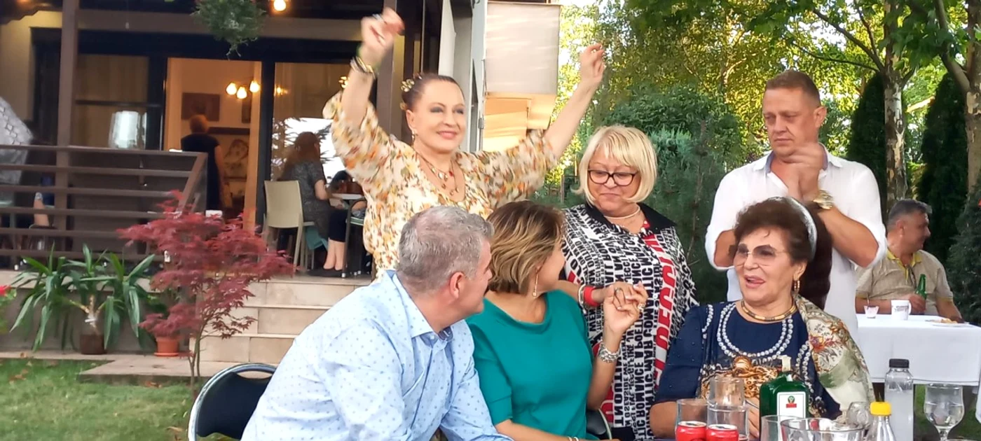 
    Maria Dragomiroiu și invitatele sale, Mirabela Dauer și Irina Loghin, au fost sufletul petreceriifoto: arhivă personală  