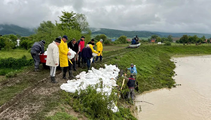 Voluntari și angajați MAI au lucrat împreună la Dobârlău, Covasna FOTO: FB/B. Barbu