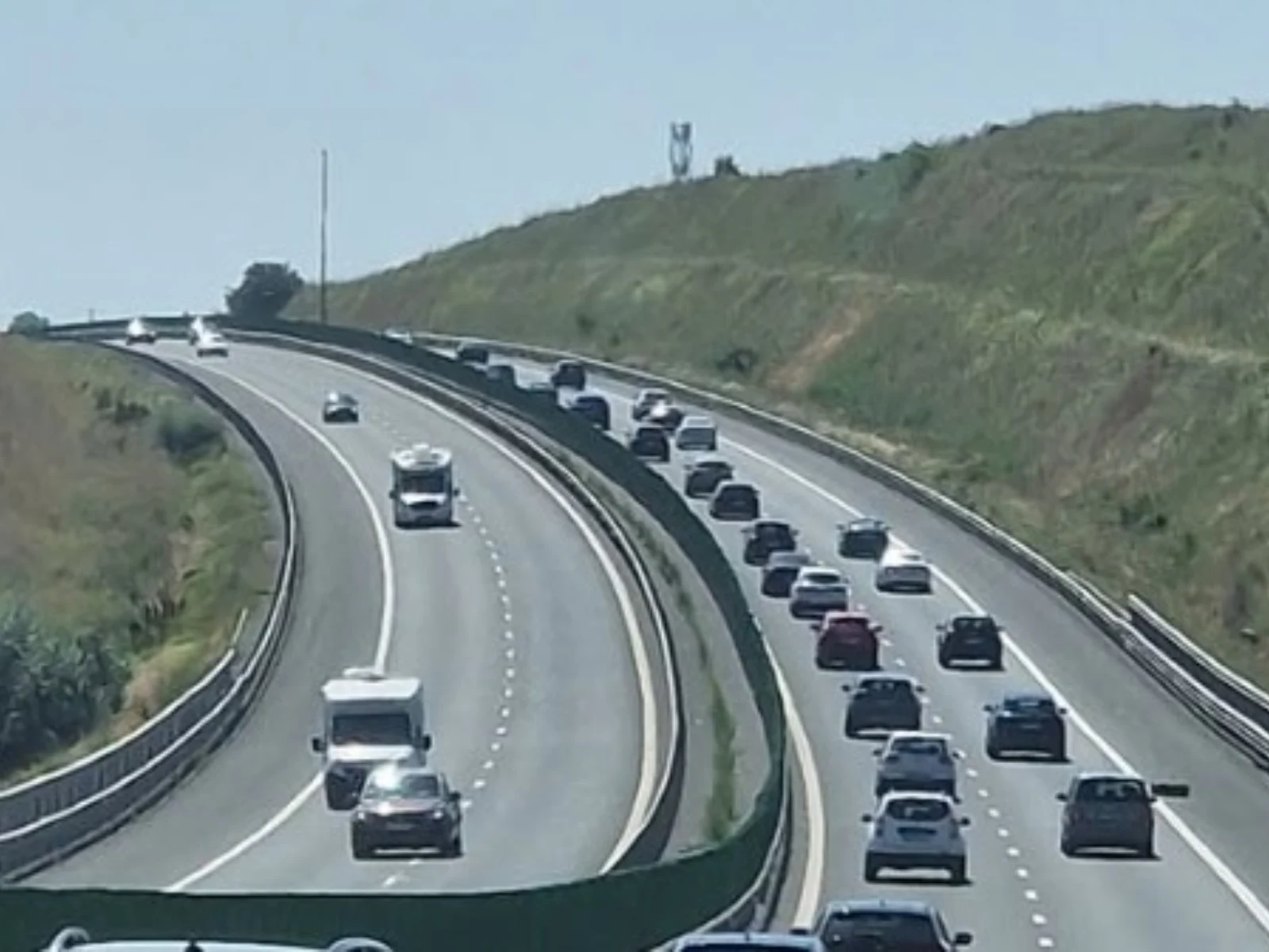 Coadă de 7 kilometri pe Autostrada Soarelui, pe sensul spre litoral, în urma unui accident. Doi copii au fost duși la spital