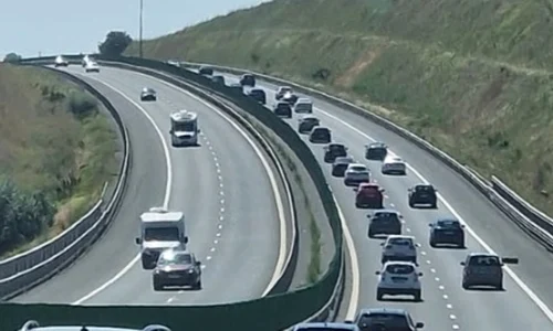 coada pe a2 in urma unui accident intre trei masini foto facebook A2 Autostrada Soarelui png