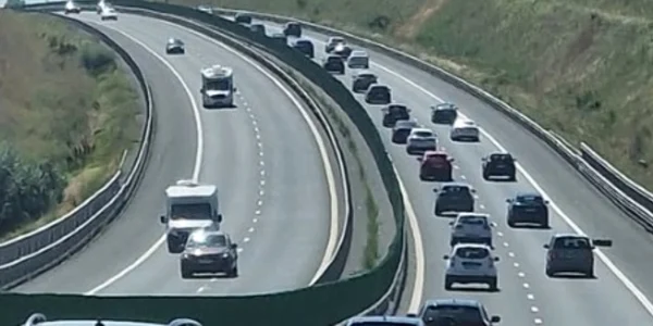 coada pe a2 in urma unui accident intre trei masini foto facebook A2   Autostrada Soarelui png