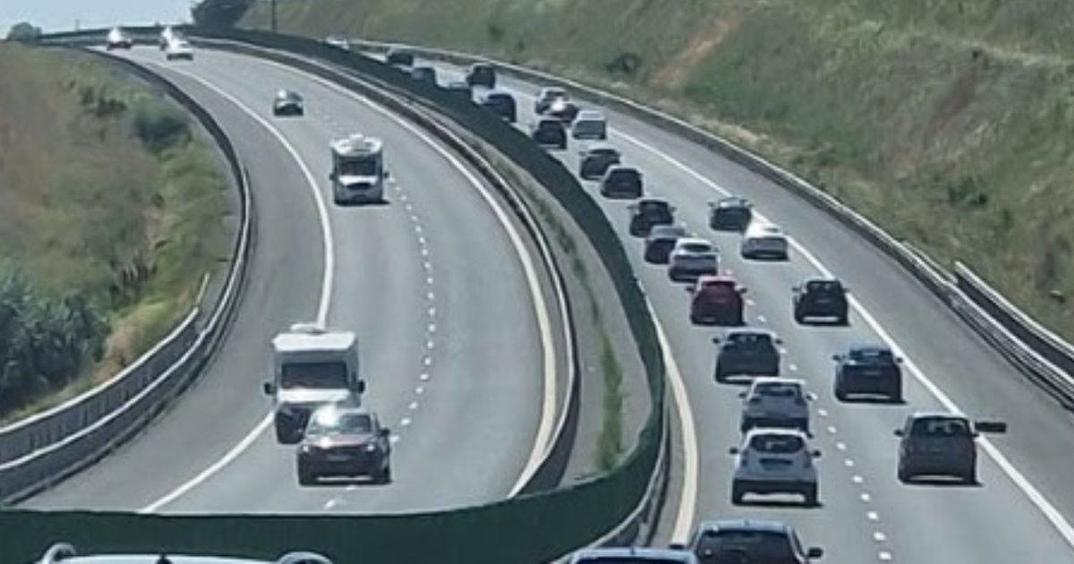 Coadă de 7 kilometri pe Autostrada Soarelui, pe sensul spre litoral, în urma unui accident. Doi copii au fost duși la spital