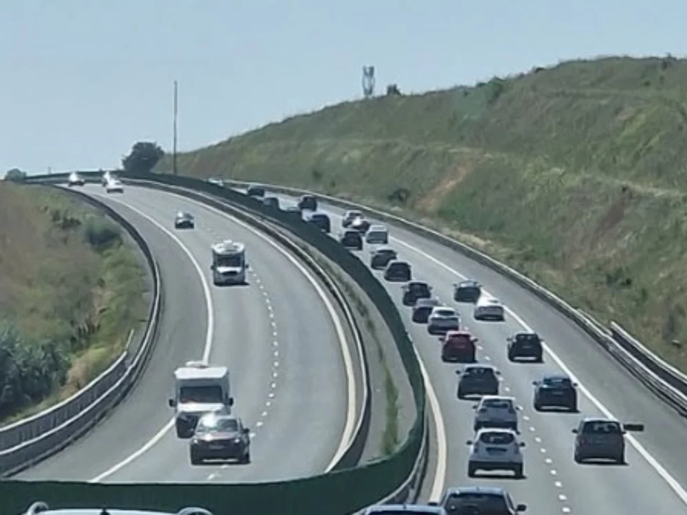 Coadă de 7 kilometri pe Autostrada Soarelui, pe sensul spre litoral, în urma unui accident. Doi copii au fost duși la spital