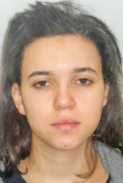 Hayat Boumeddiene, 26 de ani,  provine dintr-o familie cu 7 copii şi a  crescut în suburbia pariziană Nanterre 
