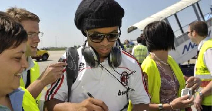 FOTBAL: Ronaldinho a fost dat afară din discotecă de fanii lui AC Milan