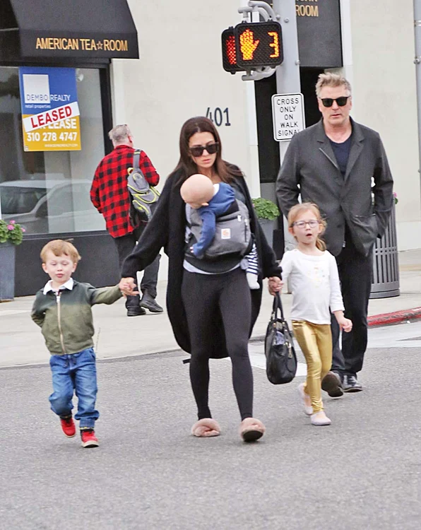 Hilaria se ocupă mai mult de copii, iar soţul, Alec Baldwin, e cu mâna în buzunare