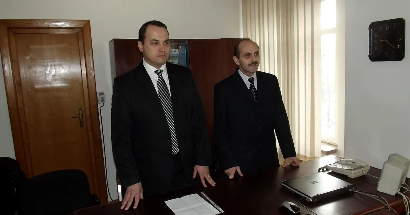 Costel Dumbravă (dreapta)  a fost învestit în funcţie