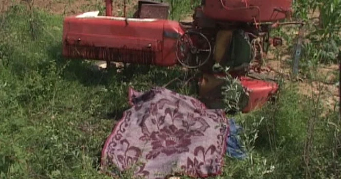 Bărbatul a murit strivit de tractorul pe care-l conducea