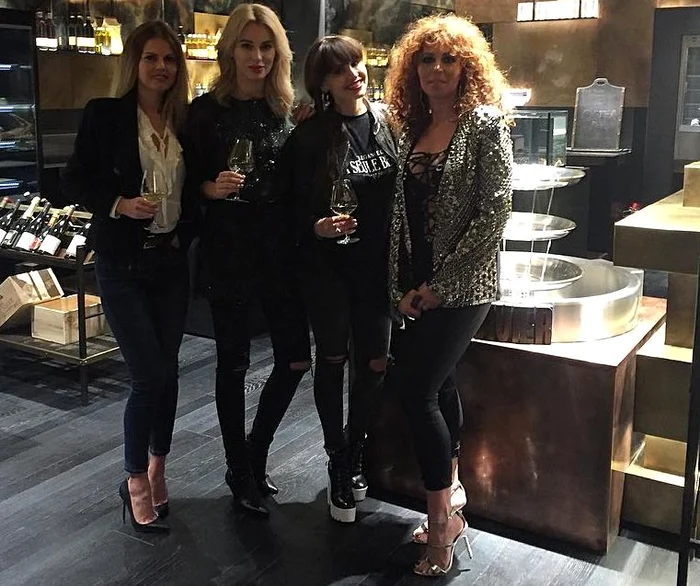 Mădălina, în compania Roxanei Blagu (roşcată) şi a altor prietene