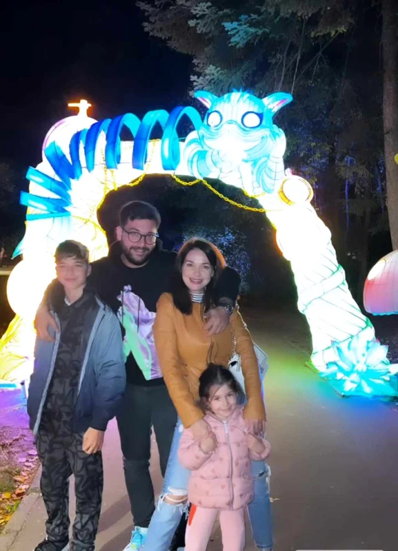 Deea Maxer, alături de iubit și copii, joi seară, în Grădina Botanică. Sursă: Facebook