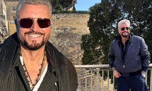 Cătălin Botezatu, stresat de zăpada de afară  în drumul său spre festivalul de modă de la Malta