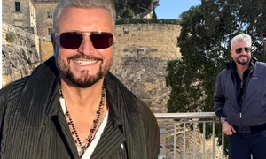 Cătălin Botezatu, stresat de zăpada de afară în drumul său spre festivalul de modă de la Malta