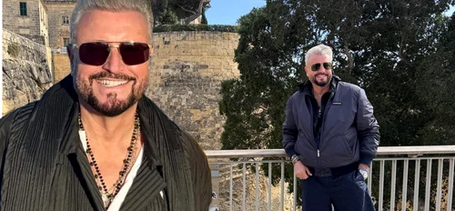 Cătălin Botezatu, stresat de zăpada de afară în drumul său spre festivalul de modă de la Malta