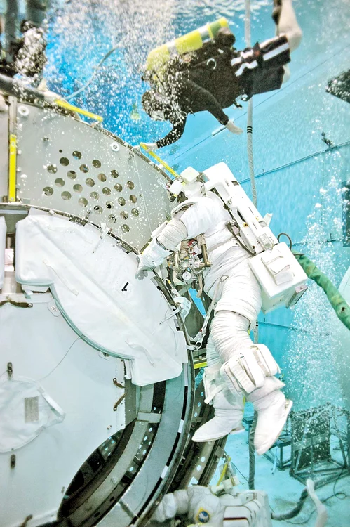Actorul se pregăteşte pentru călătoria în afara atmosferei alături de astronauţii profesionişti