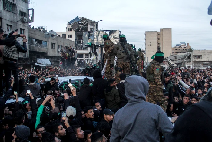 Militanții Hamas au ieșit din tuneluri pentru predarea ostaticilor FOTO PROFIMEDIA