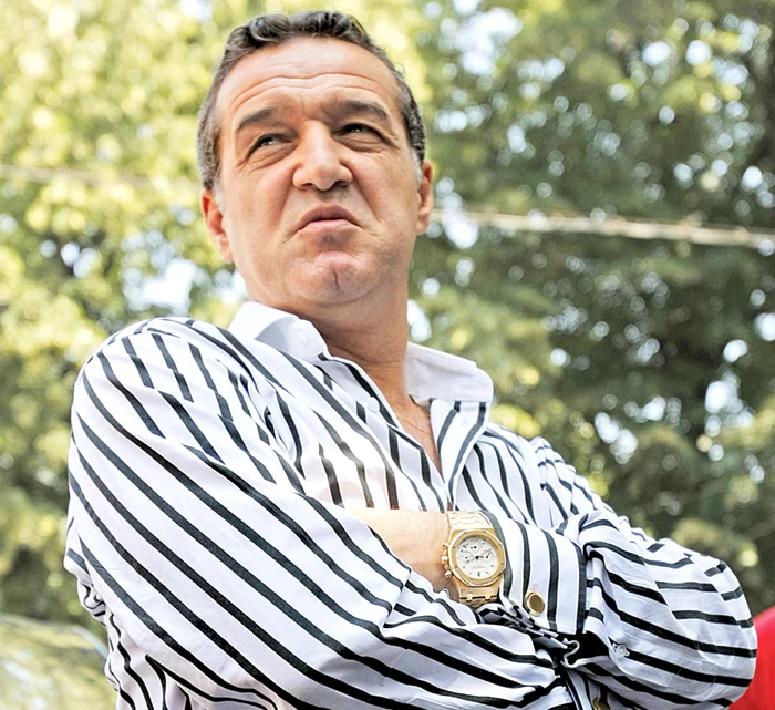 
    Steliştii sunt evacuaţi de pe arena  care i-a găzduit timp de 30 de ani, iar  patronul pleacă şi cu obiectele în care a investit  