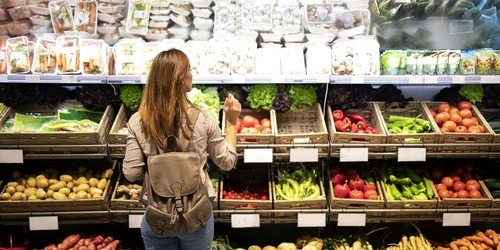 Cumpărături in supermarket Foto Freepic com jpg