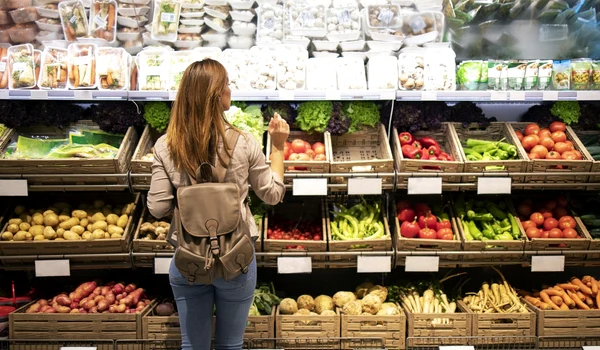 Cumpărături in supermarket Foto Freepic com jpg
