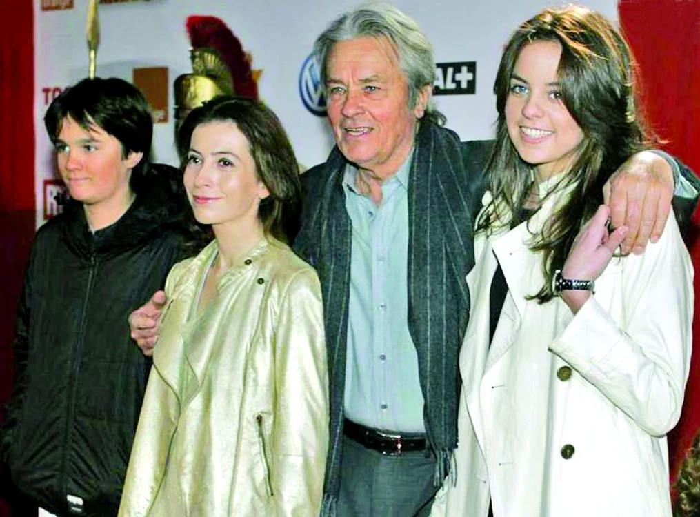 Alain Fabien (stânga), mama  Rosalie Van Breeman, tatăl Alain  Delon şi Anouschka (dreapta)