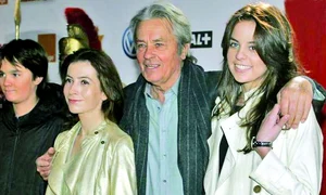 Alain Fabien (stânga), mama Rosalie Van Breeman, tatăl Alain Delon şi Anouschka (dreapta) jpeg